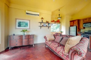 Books - Villa and casita in a secluded development with WiFi, AC, pool, and beach club (Dangriga)