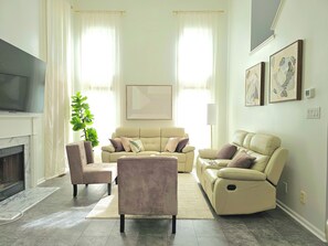 Älytelevisio, takka, kirjoja