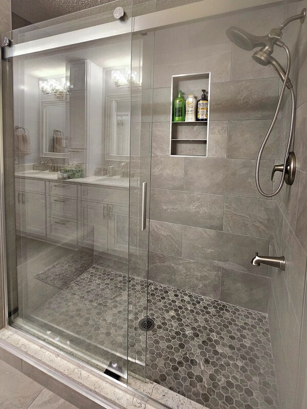Badewanne, Haartrockner, Handtücher, Seife