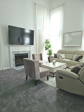 Älytelevisio, takka, kirjoja