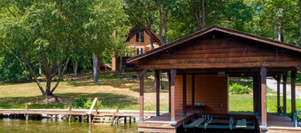 Maison familiale au bord du lac avec table de billard et quai privé!