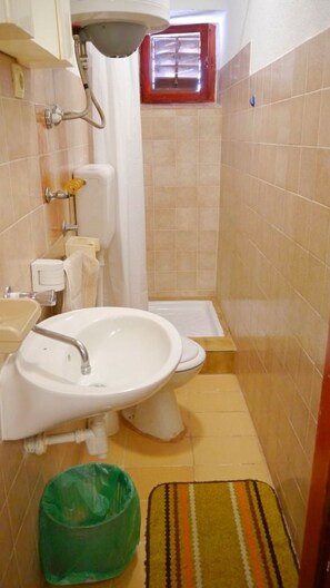 Combined shower/bathtub, towels - Cozy 1 bedroom apartment with sea view (Metajna)