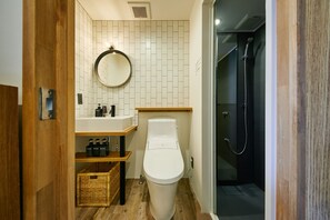 Dusche, kostenlose Toilettenartikel, Haartrockner, Hausschuhe