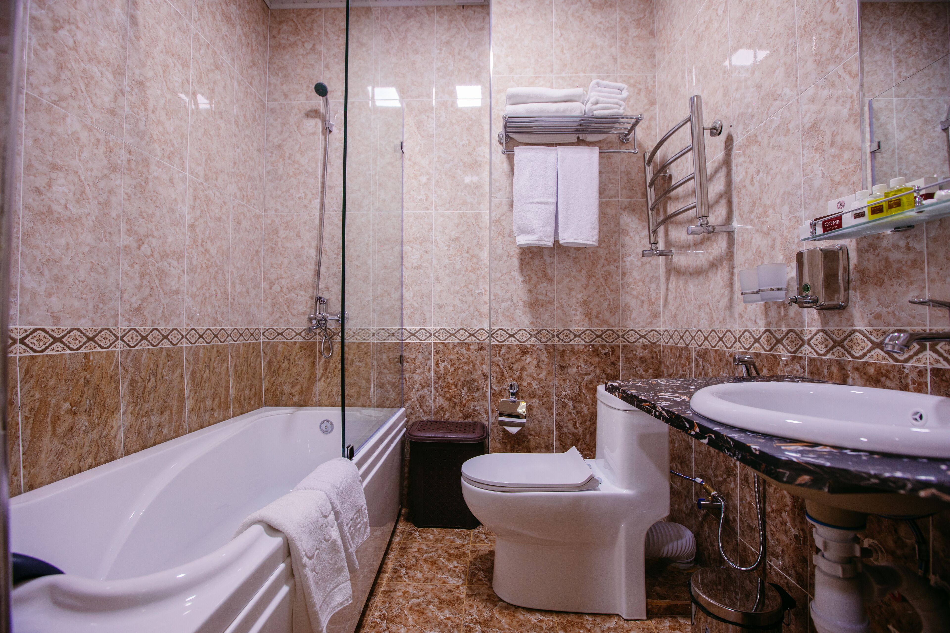 Combined shower/tub, free toiletries, hair dryer, bidet