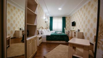 Suite Confort | Caja de seguridad en la habitación y escritorio