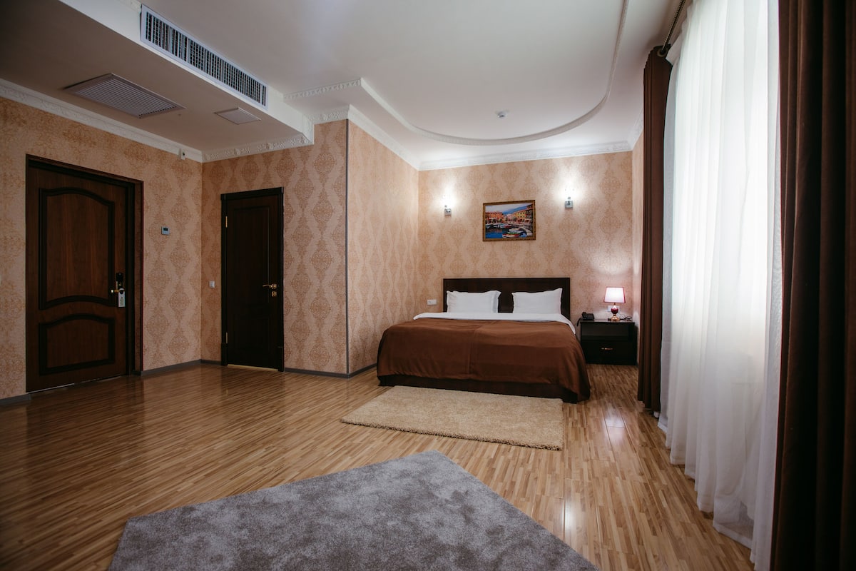 Junior Twin Room | 2 bedrooms, in-room safe, desk, laptop workspace