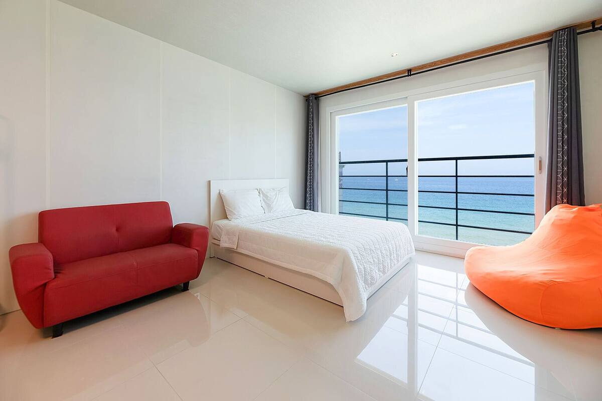 Room (503 (White Ocean view))