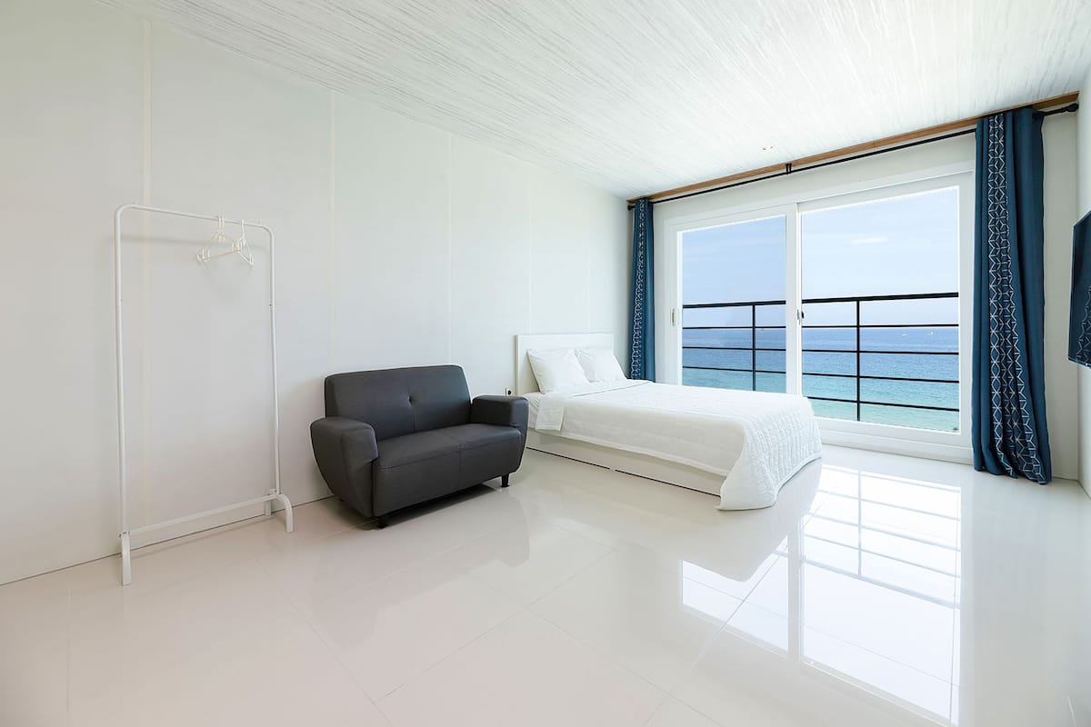 Camera (504 (White Ocean view)) | 1 camera