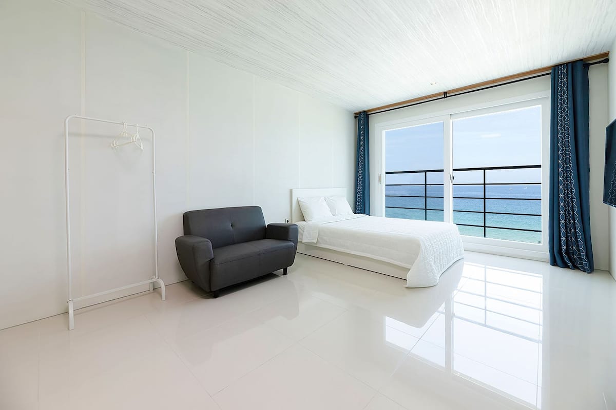 Room (504 (White Ocean view))