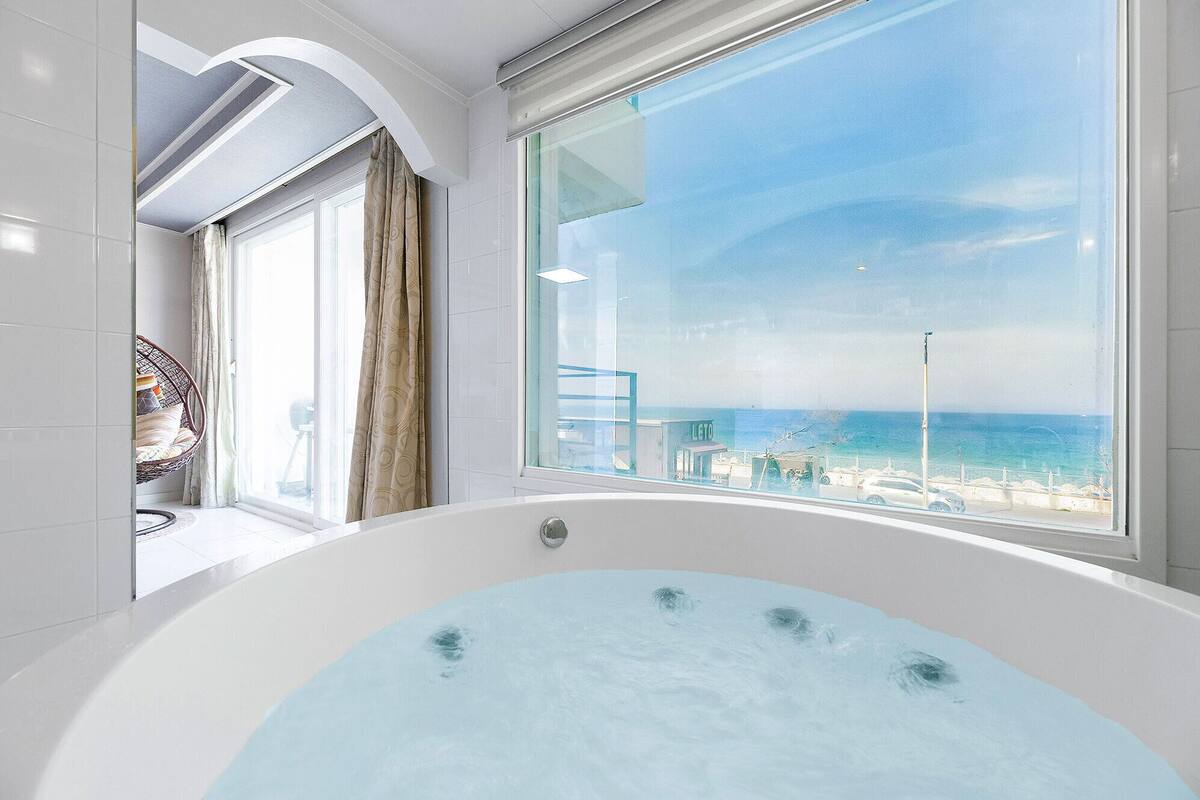 Jetted bathtub