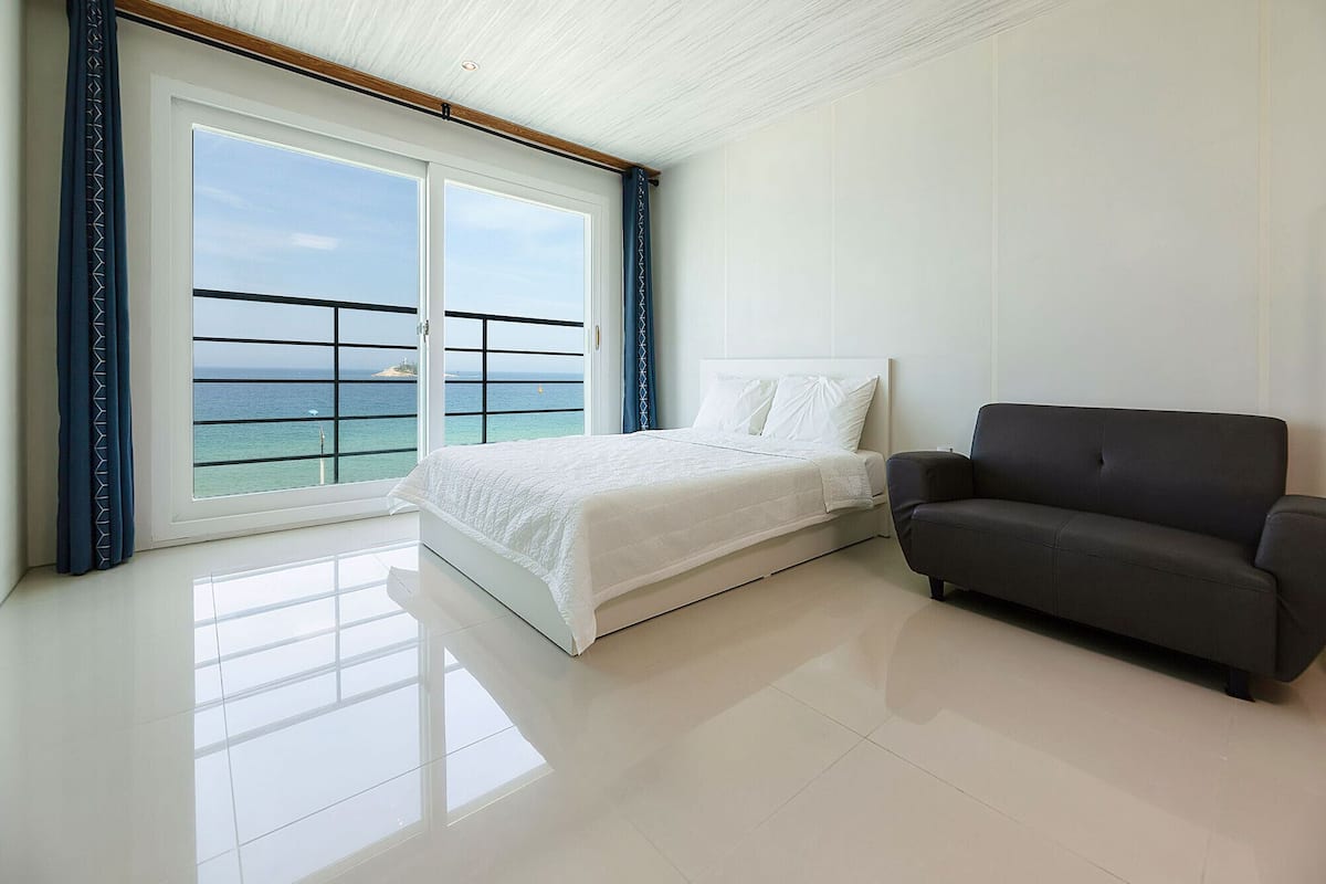 Room (502 (White Ocean view))