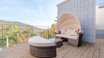 Room (K004) | Balcony