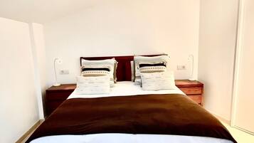 2 Schlafzimmer, Schreibtisch, Bügeleisen/Bügelbrett, Reisekinderbett
