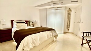 2 chambres, bureau, fer et planche à repasser, lit de bébé portatif