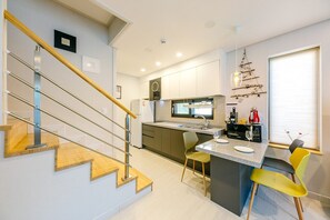 Deluxe villa, 1 queensize bed (201) | Privékitchenette | Een koelkast met diepvriezer, een microgolfoven, een kookplaat