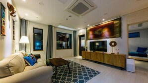 Vila família, 2 quartos (202) | Sala de estar | TV LED 55 polegadas com canais a cabo, TV, pisos aquecidos