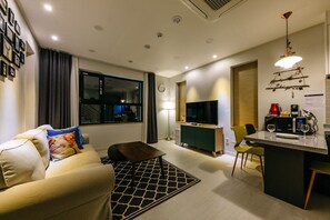 Deluxe villa, 1 queensize bed (101) | Woonkamer | Een 55-inch ledtelevisie met kabelzenders, televisie en vloerwarming