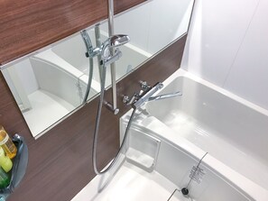Hydromassagedusche, Haartrockner, Bademäntel, Hausschuhe