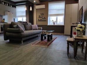 Un salon moderne avec un canapé, une table basse et des objets de décoration.