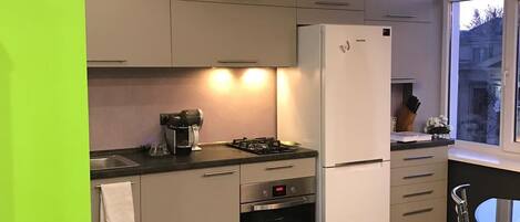 Jääkaappi, uuni, liesi, kahvin-/teenkeitin