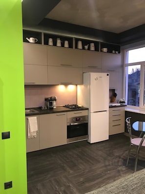 Fridge, oven, stovetop, coffee/tea maker