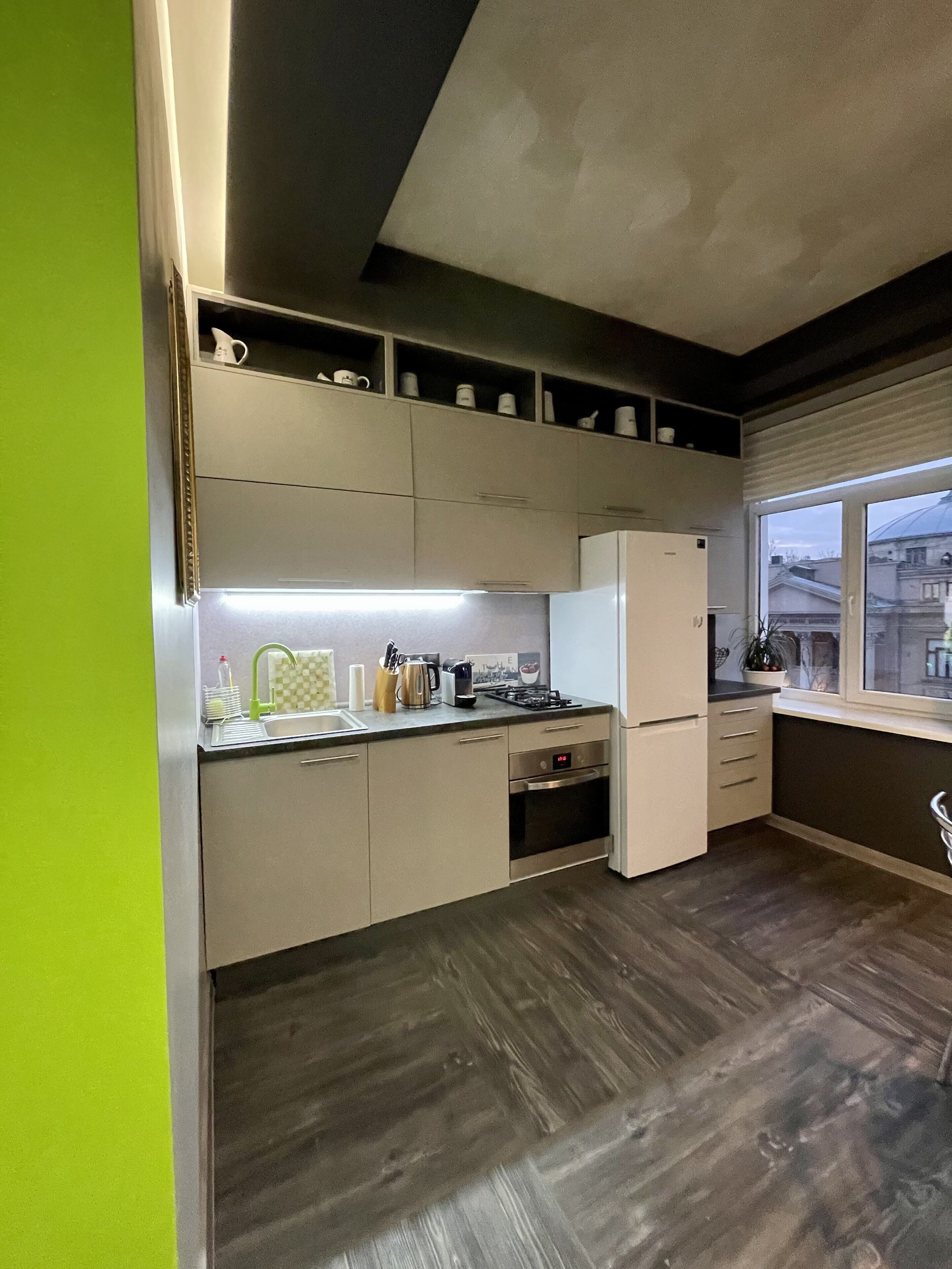 Fridge, oven, stovetop, coffee/tea maker