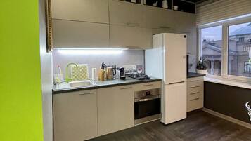 Fridge, oven, stovetop, coffee/tea maker