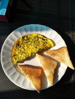 Un plato con una tortilla y dos tostadas sobre una mesa.