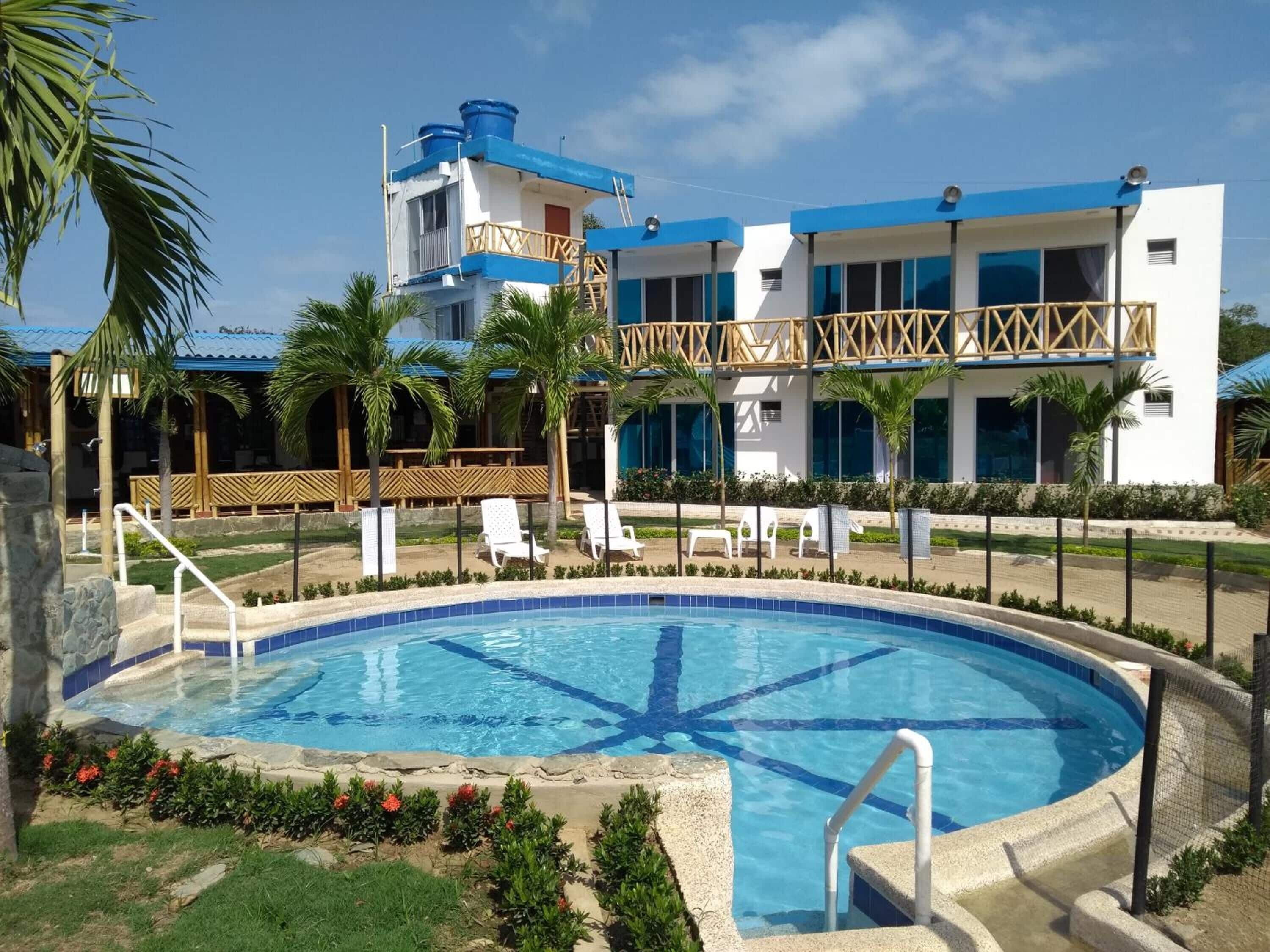 Una piscina al aire libre (de 06:00 a 23:00), sombrillas