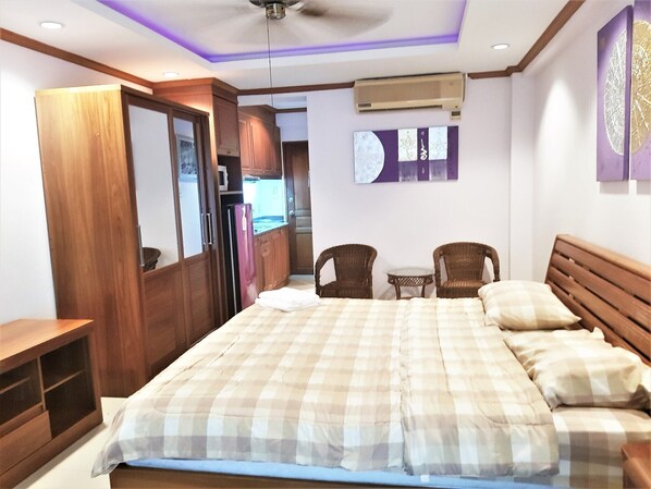 1 bedroom, bed sheets