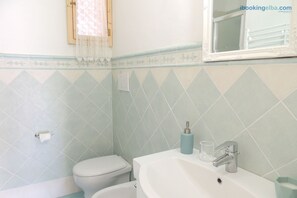 Ducha, secador de pelo y toallas