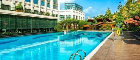 Hồ bơi ngoài trời