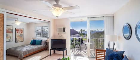 1 habitación, escritorio, tabla de planchar con plancha y cuna de viaje