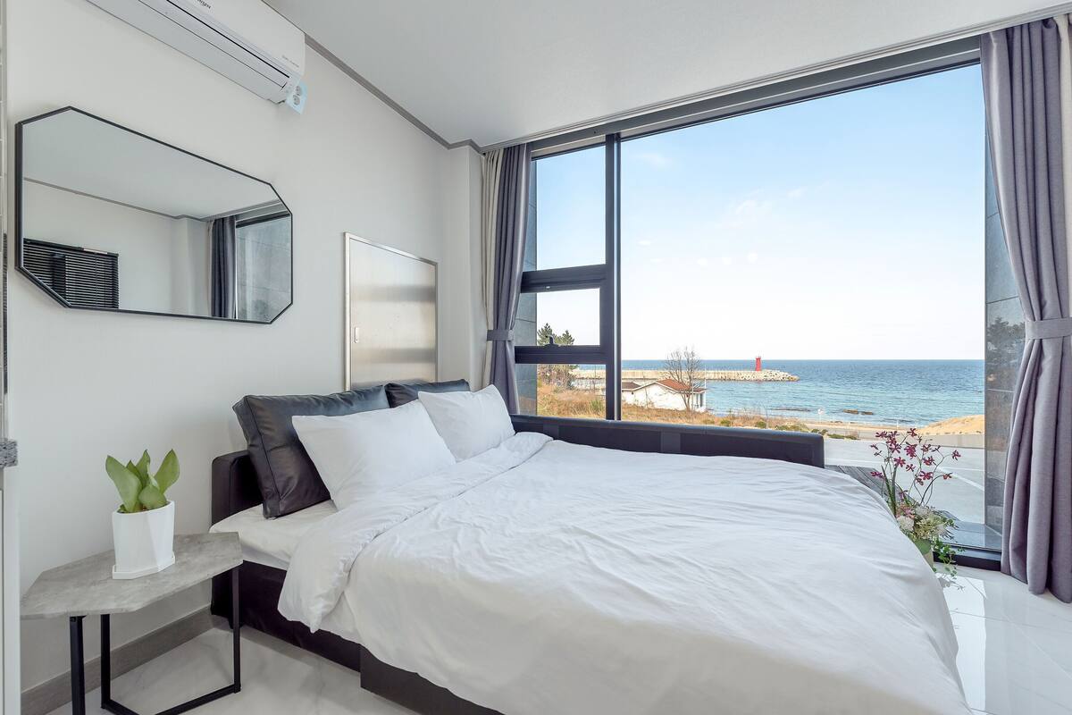 Room (102 (Ocean View)) | 12 bedrooms