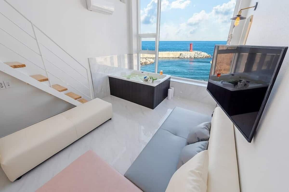 Room (502 (Vertical Ocean view))