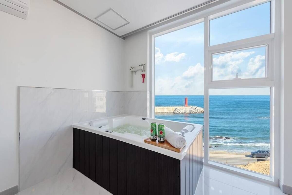 Room (302 (Deluxe Ocean view)) | 12 bedrooms