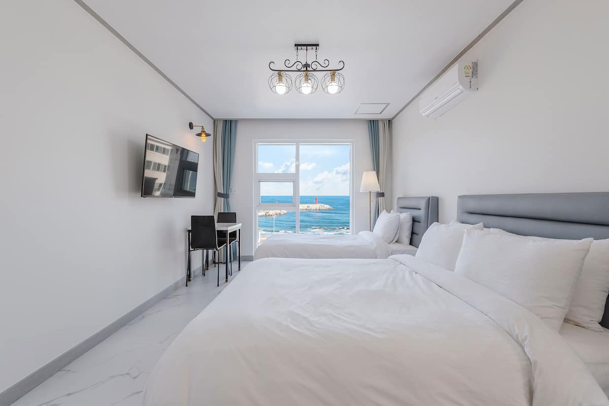 Room (202) | 12 bedrooms