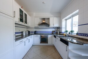 Fridge, microwave, oven, dishwasher - Amazing Apartment in Albufeira (Albufeira)