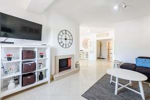 TV - Amazing Apartment in Albufeira (Albufeira)