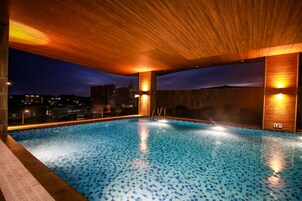 Piscina interna, piscina externa