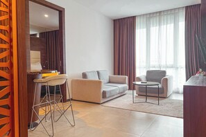 Suite – junior | Oppholdsområde | Flatskjerm-TV