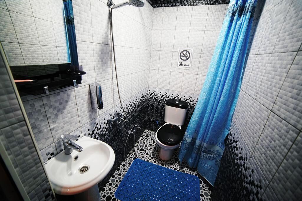 Dormitório compartilhado, em dormitório misto | Banheiro | Chuveiro, toalhas de banho, sabonete, papel higiênico