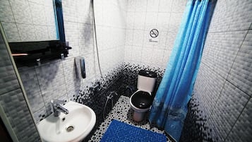 Dormitório compartilhado, em dormitório misto | Banheiro | Chuveiro, toalhas de banho, sabonete, papel higiênico