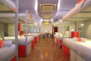 Slaapzaal, gemengde slaapzaal (12 Beds) | Een kluis op de kamer, verduisterende gordijnen, geluiddichte muren