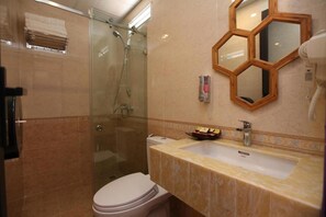 Shower, free toiletries, bidet, towels - Old Quarter View Hanoi Hostel (Hanoi)