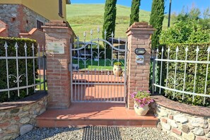 Property grounds - Stunning private villa with private pool, WIFI, TV and pets allowed, close to San Gimignano (Lajatico)