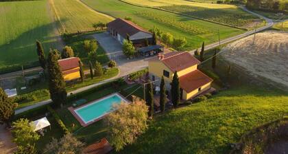 Wonderful private villa with private pool, WIFI, TV and pets allowed, close to San Gimignano