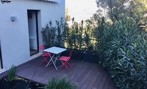 Outdoor dining - Very nice studio overlooking the Gulf of Valinco (Viggianello)