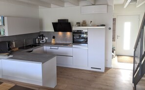 Geladeira, fogão, cooktop, lava-louças