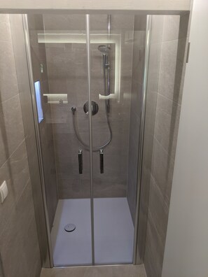 Dusj, hårføner, håndklær og såpe
